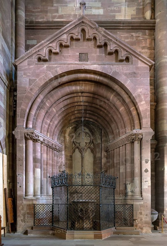 Strasbourg Cathedral, Cath?drale Notre-Dame de Strasbourg, northern transept arm, Romanesque altar niche