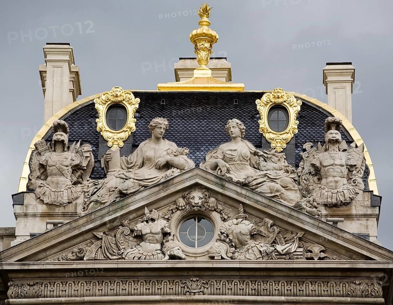 Right-hand risalit, figural pediment and decorative roof