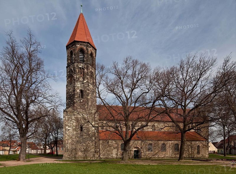 Aken (Elbe) Nikolaikirche Towers and western part of the nave from the south in the core Romanesque pillar basilica Tower upper storeys early Gothic Aisle windows enlarged in 1766, St., Sankt, Saint