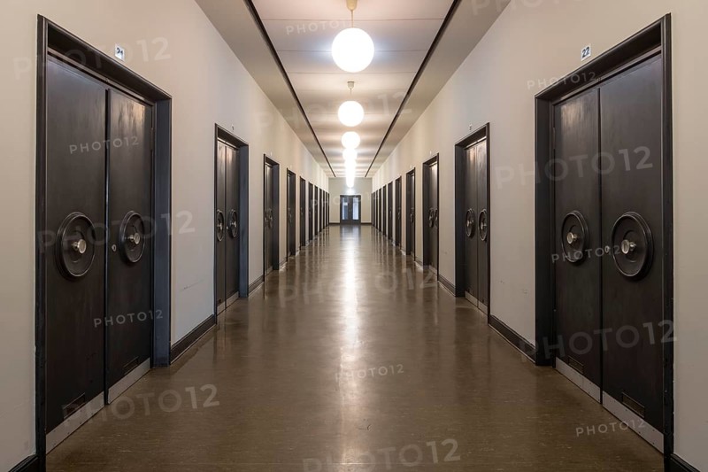 Bochum, central cemetery, connecting building between large and small mourning hall with doors to the mortuary cells, built 1935-1939 by the Bochum city architect Heinrich Zimmermann and Wilhelm Seidensticker