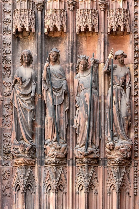 Strasbourg Cathedral, Cathédrale Notre-Dame de Strasbourg, northern west portal, wall figures: Virtues conquer vices (original figures)