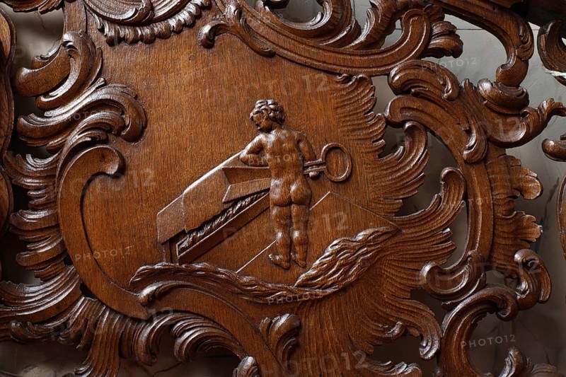 Residential building Zum goldenen Helm, cantilevered oak staircase, balustrade with cartouches. Depictions of putti at the cloth maker's: The shearing