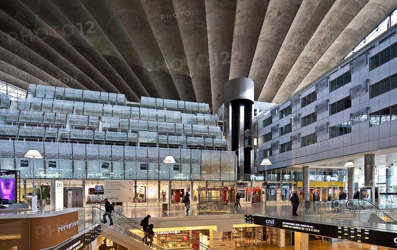 Former CNIT exhibition hall, built 1956-58 by Bernard Zehrfuss, since modernisation in 1988 congress centre, hotel and retail outlet