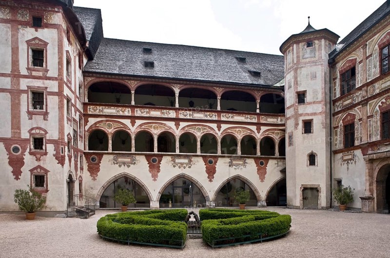 Österr Jenbach Schloss Tratzberg View. Castle complex from the 16th century. South wing, courtyard side