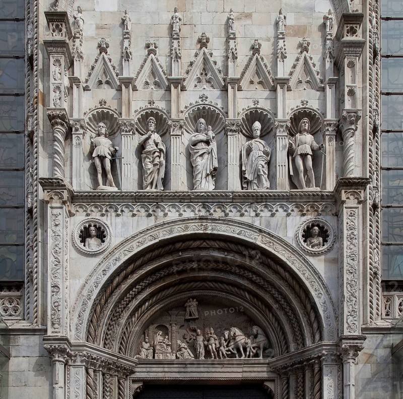 Italy Como Cathedral 88758 Started in 1396 Continued until the 16th century Tympanum of the main portal - Three Kings - above shell niches with statuettes of saints, St., St., Saint