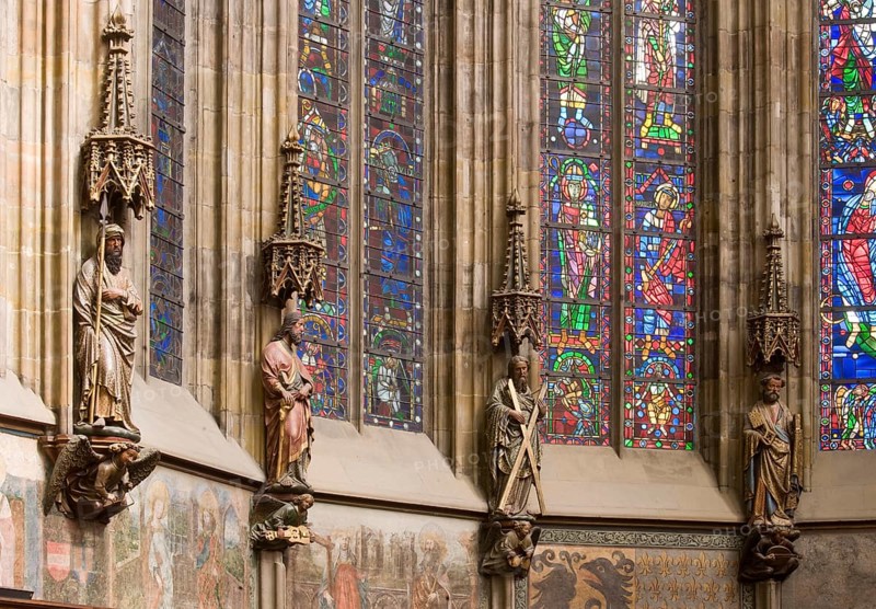 Choir hall, figures of saints with angel consoles on the north wallAngel with lute as console under figure of saint
