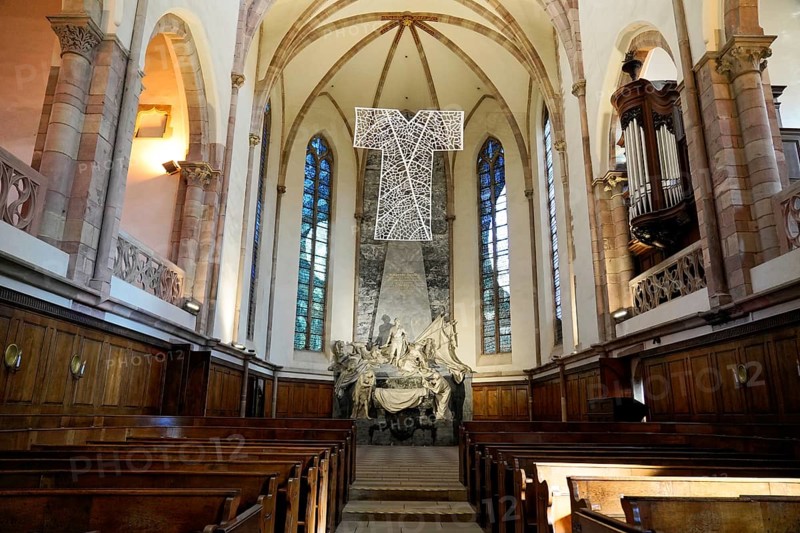 The Lutheran Church of St Thomas, Église Saint Thomas de Strasbourg, Alsace, In the church, wooden panelling leads to the altar with a large cross-shaped work of art, Strasbourg, Strasbourg, Bas-Rhin, Alsace, Alsace, France, Europe