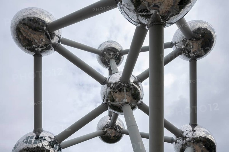 Brussels, Bruxelles, site of Expo 1958, Atomium, 165-billion-fold enlargement of an iron molecule, symbolising the atomic age and the peaceful use of nuclear energy, designed by engineer André Waterkeyn and elaborated and built by architects André and Jean Polak