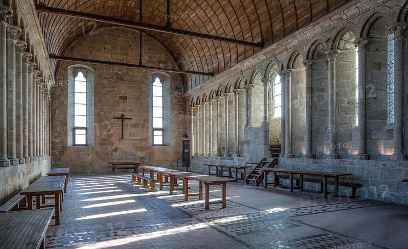 Mont-Saint-Michel, monastery hill, 13th century refectory, interior facing south-east, lector's seat in the centre of the south wall, 19th century wooden barrel, St., Sankt, Saint