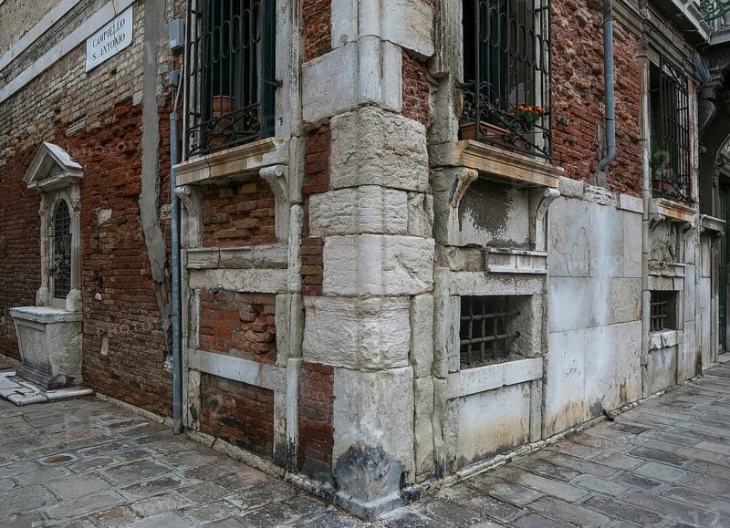 Italy Venice Cannaregio district Palazzo Zen ai Gesuiti -614 built from 1537 by Sebastiano Serlio Corner of the house in the plinth area