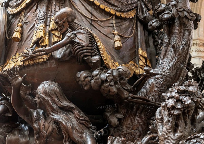Brussels, Bruxelles, Cathédrale Sts Michel et Gudule, Sint-Michiels en Sint-Goedelekathedraal, St Gudule, Baroque pulpit designed by Henri-Francois Verbruggen in 1699, erected in 1776, detail of skeleton