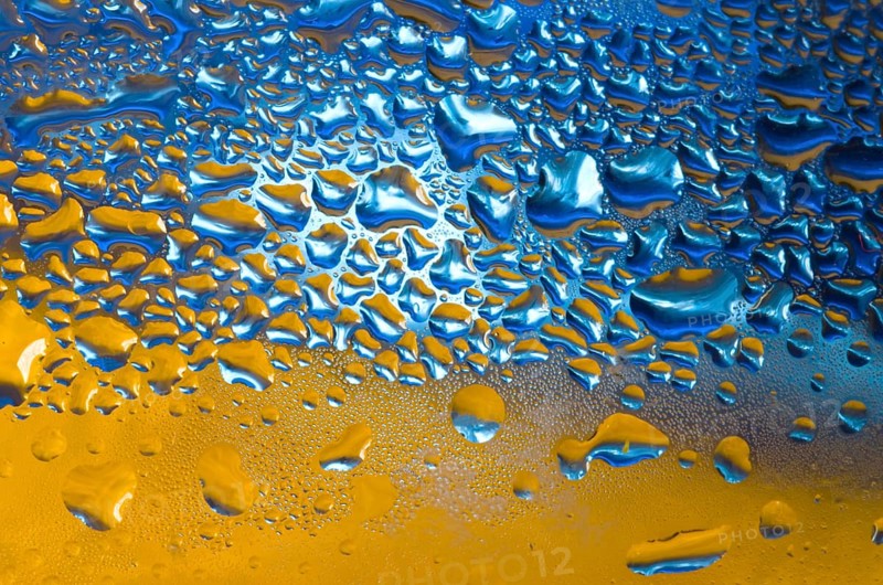 Pattern of water droplets condensate water on glass bottle surface 18/12/2008