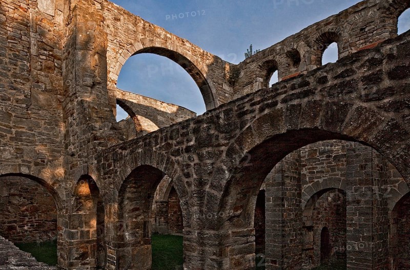 View across the northern row of arcades to the arches of the separated crossing, St., Sankt, Saint