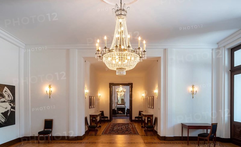 Bonn, government district (federal district, parliamentary district), Villa Hammerschmidt, official residence of the Federal President since 1950, view from the entrance hall to the fireplace room