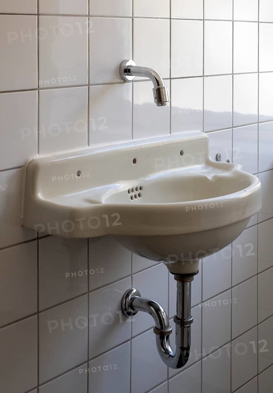 Jena, Villa Auerbach, built in 1924 by Walter Gropius, bathroom on the upper floor, old washbasin