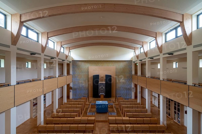 Krefeld, Jewish community centre in Wiedstraße. Synagogue with Torah shrine (Hechal), view from the gallery to the east, architecture: Klaus Reymann
