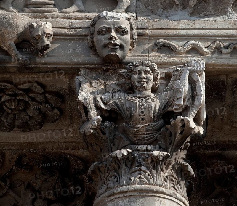 Frankr St-Gilles-du-Gard Abbey Church 60055 Detail of the column capital between the central and southern west portal