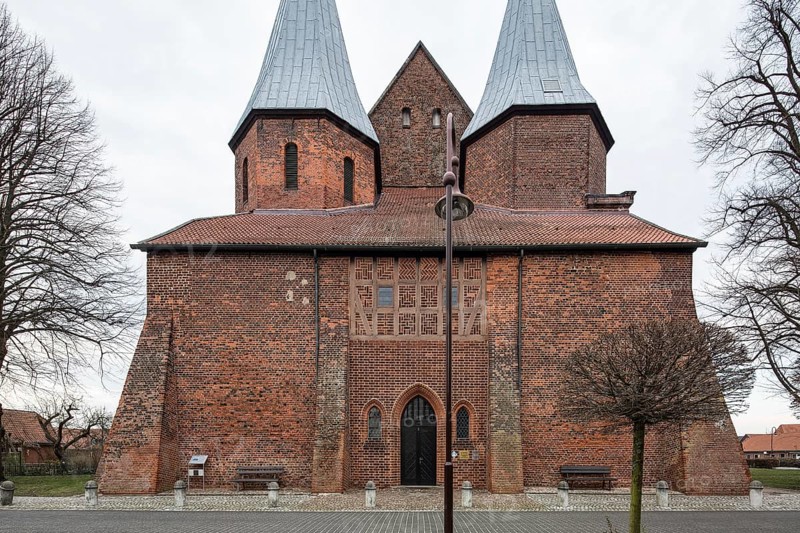 Bardowick near Lüneburg Former collegiate church also known as DOM 93471 West building with second tower and intermediate hall around 1220-30 View axial from west