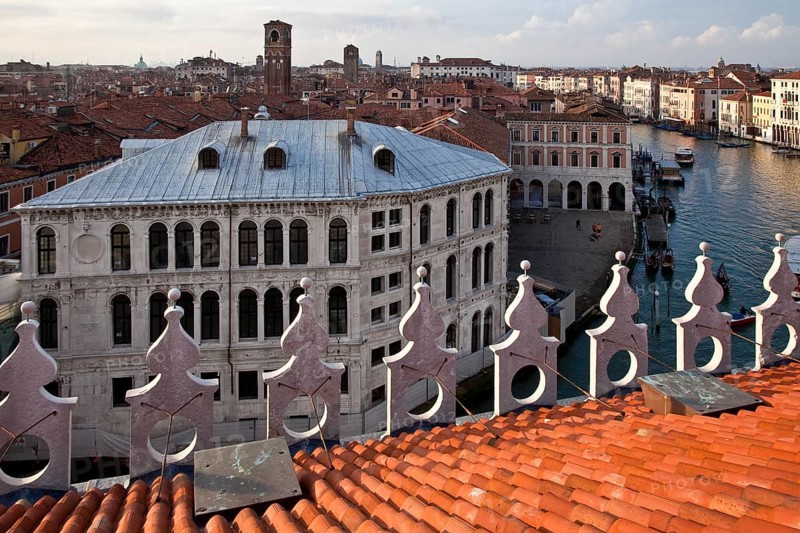 Italy Venice Palazzo dei Camerlenghi -84 on the Grand Canal next to the Rialto Bridge built 1525-28 by Guglielmo dei Grigi Seat of financial and judicial authorities View from the roof of the Fondaco dei Tedeschi