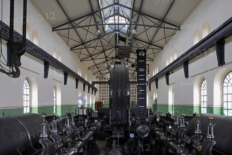 Hoisting machine building, restored hoisting machine from shaft 1, in the centre of the picture the drive pulley (Koepe pulley), over the middle of which the hoisting rope ran