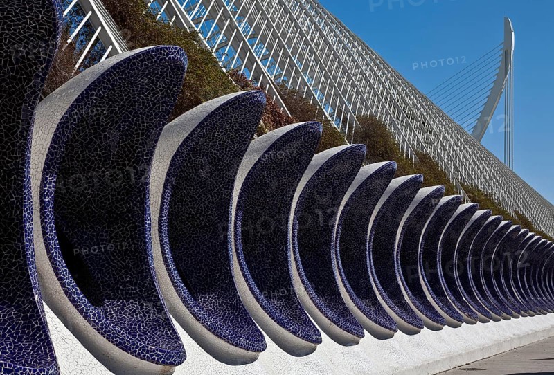 City of Arts and Sciences (cat./val. Ciutat de les Arts i de les Ciències), L'Umbracle, open gallery m palm garden, below car park south-west outer wall