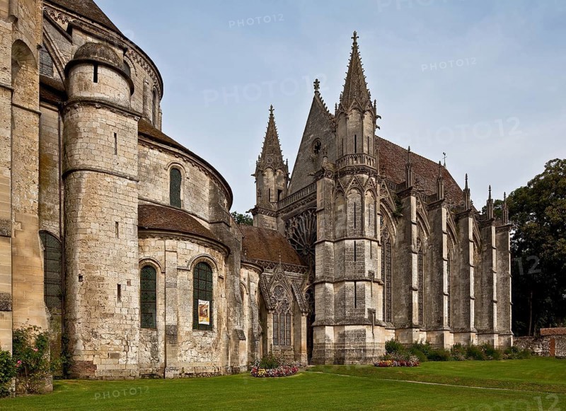 Sainte-Chapelle, view from south-west, built in the 13th century, on the left choir of the abbey church, 1150-75, in between connecting building, so-called ATRIUM, St., Sankt, Saint