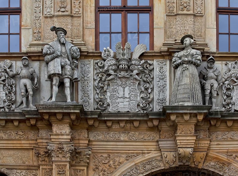 Begun in 1544, above the passageway figures of Duke George II and Barbara of Brandenburg