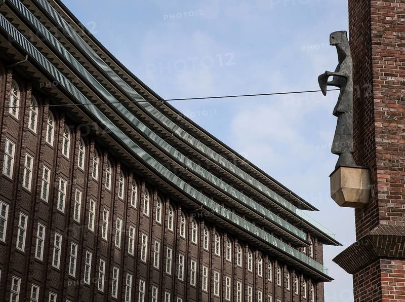 Hamburg Kontorhaus CHILEHAUS, built 1922-24 by Fritz Höger, southern building front to the east, on the right at the Meßberghof a figure of the ENIGMA-VARIATIONS 1996-97 by Lothar fisherman