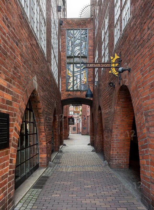 Bremen, Böttcherstraße, Robinson Crusoe House (left) and Atlantis House, connecting bridge