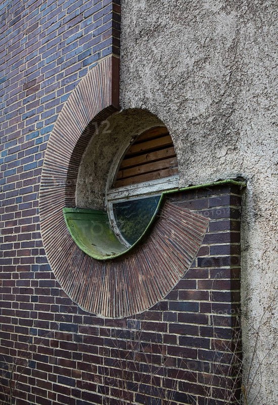 Harzgerode, former children's lung sanatorium 1929-1931 by Godehard Schwethelm, closed in 1998, nursery decorative round window on the gable