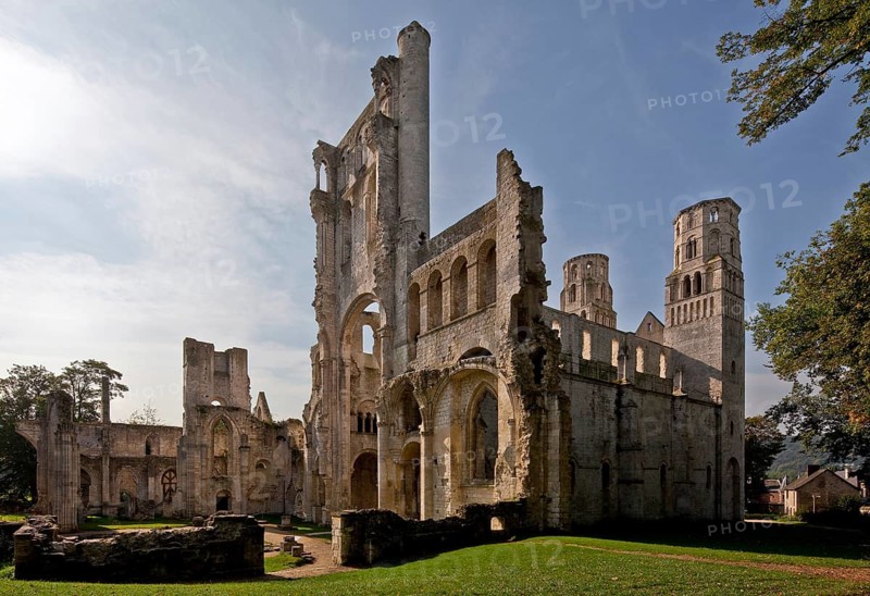 Begun in 1040, destroyed from 1562, view from north-east, remains of crossing tower and transept in front, west towers on the right, chapter house on the left, St., Sankt, Saint