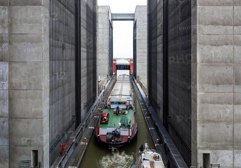 Lüneburg-Scharnebeck Ship's hoist on the Elbe Lateral Canal 93893 built 1969-75 Lifting height 38 m 2 ship streams 100 m long and 11.8 m wide Ships exiting into the tailwater