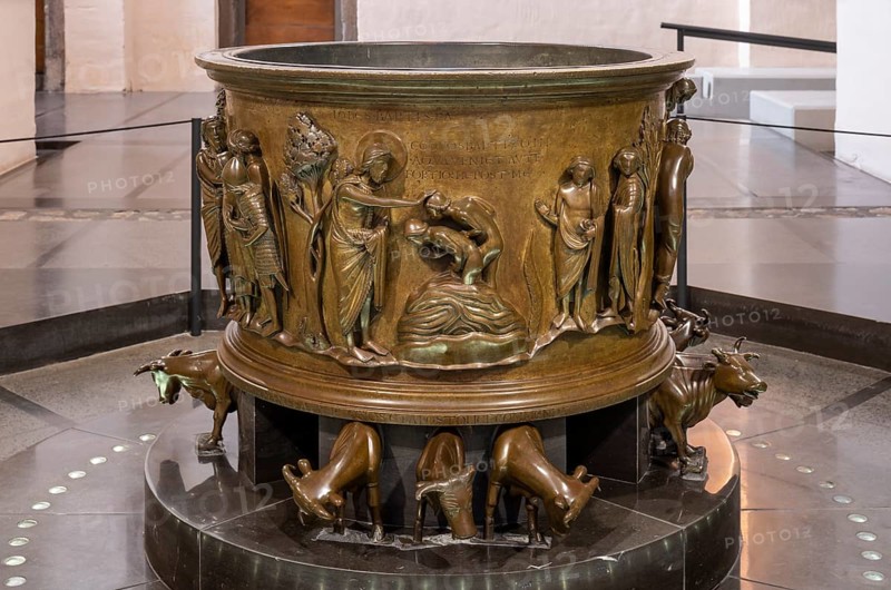 Liège, Liege, St Barthélemy (Sint-Bartolomeüskerk, Sankt Bartholomäus), baptismal font by Reiner von Huy, bronze, ca. 1107-1125