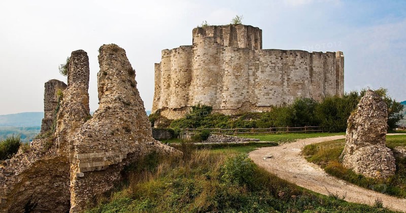 Fortress built by Richard the Lionheart in 1196-98, demolished in 1450, shield wall from the south-east, keep above, remains of the outer bailey on the left
