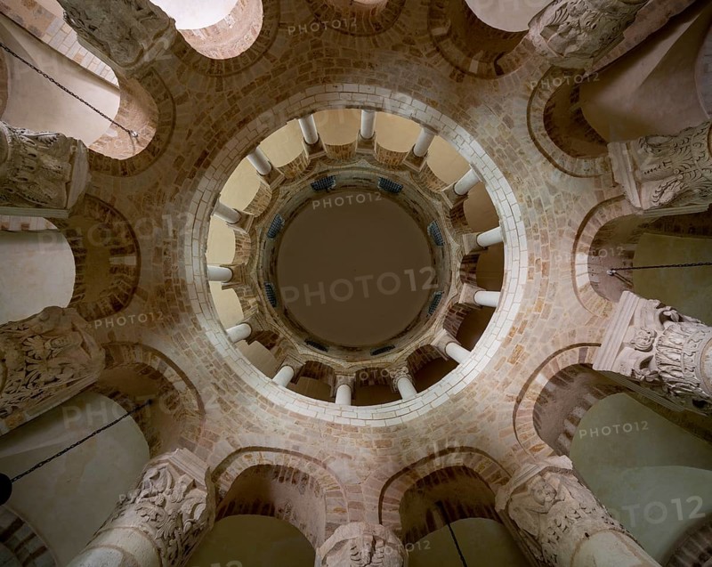 Neuvy-Saint-Sépulchre, collegiate church of St-Jacques, rotunda, view into the dome, 11 columns on the lower floor, 12 columns on the upper floor