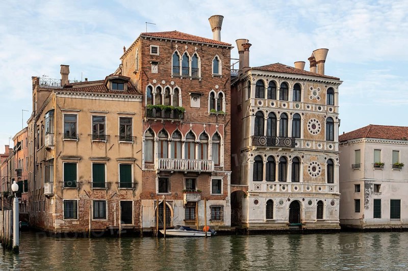 Venice, Grand Canal, centre: Palazzo Barbaro Wolkoff, right: Palazzo Scarlet badis or Ca' Scarlet badis, commissioned in 1479 by Giovanni Scarlet badis, Secretary of the Senate of the Republic of Venice, from the architect Pietro Lombardo and completed by one of his successors in 1487