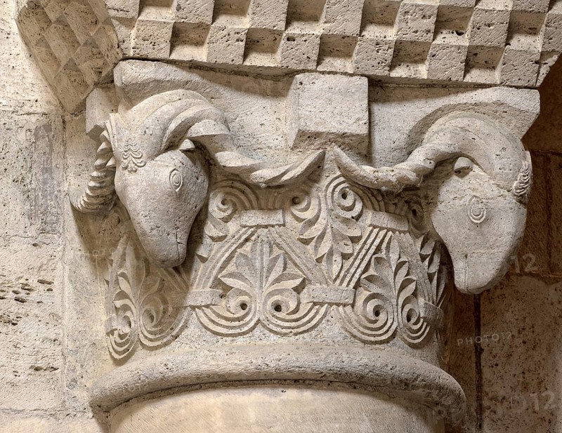 Sant' Antimo, Abbazia, Benedictine abbey, choir, capital with depiction of a ram