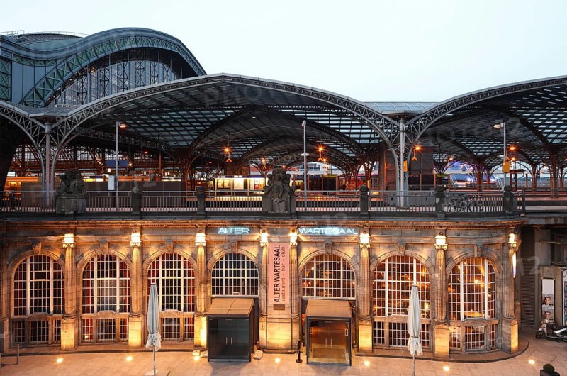 Platform concourse from 1894, in front of it modern platform roofing by Busmann & Haberer, below it old waiting room from 1915
