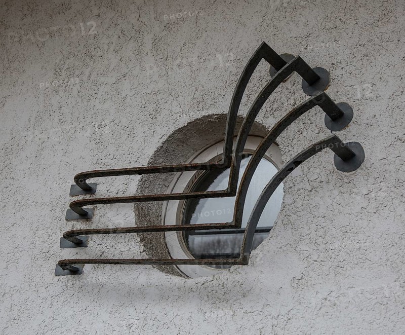 Harzgerode, former children's lung sanatorium 1929-1931 by Godehard Schwethelm, closed in 1998, north wing loggia on the first floor, round window with expressionist wrought-iron grille