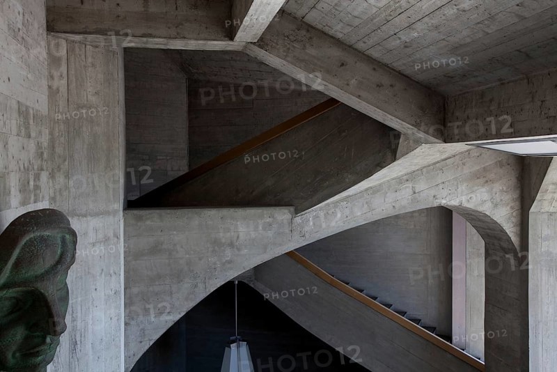 Construction began in 1925, main staircase, exposed concrete flights of stairs, head of the Michael monument on the left