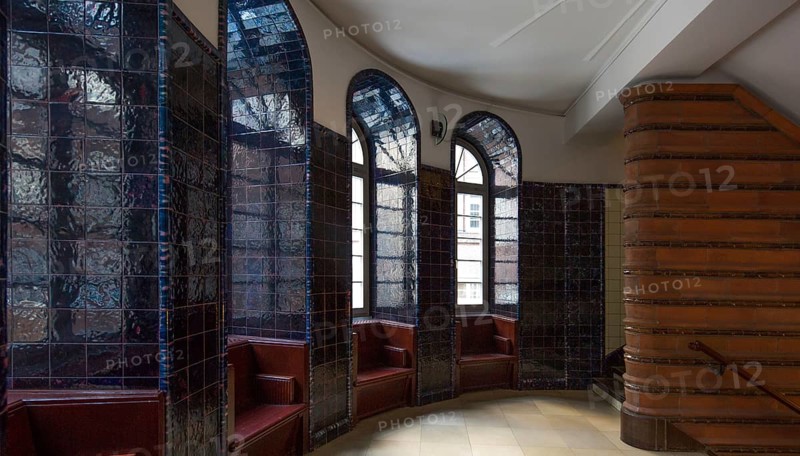 Hamburg Kontorhaus CHILEHAUS, built 1922-24 by Fritz Höger, staircase between ground floor and first floor, reverse landing with seating