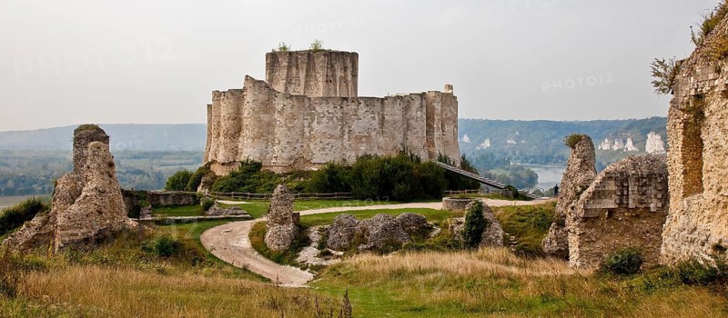 Fortress built by Richard the Lionheart in 1196-98, demolished in 1450, shield wall from the south-east, keep above, remains of the outer bailey on the left