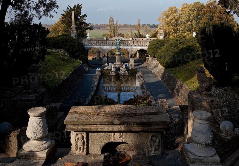 Main construction period 1907-1915 by Bernhard Sehring, lion fountain with bronze sculpture of FORTUNA GLORIOSA 1890 by Hans Latt, behind it bridge-like viewing terrace