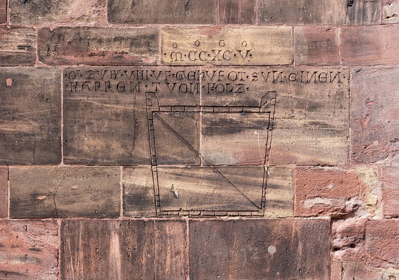 Freiburg im Breisgau, Münster Unserer Lieben Frau, west portal on the market square: hammered medieval measure Zuber M.CC.XC.V.D. ZVB VIII.VF.GEHVFOTSVN.EINEN.KARREN.TVON.KOLZ (1295. The Zuber eight piled up shall do a cart of Kolz/charcoal)
