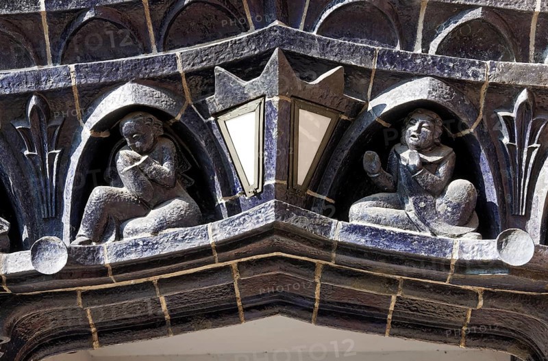 1927-1929, Ernst and Günther Paulus, west portal, detail of figures and lamp, St., Sankt, Saint
