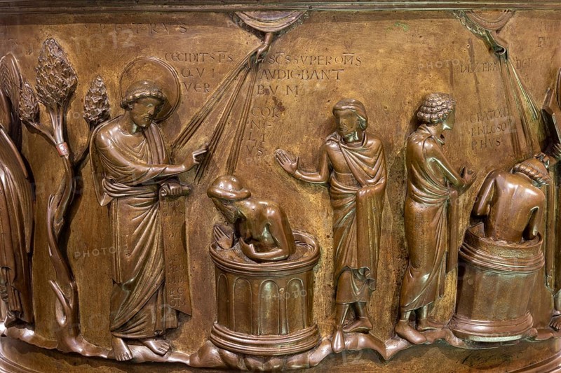 Liège, Liege, St Barthélemy (Sint-Bartolomeüskerk, Sankt Bartholomäus), baptismal font by Reiner von Huy, bronze, ca. 1107-1125