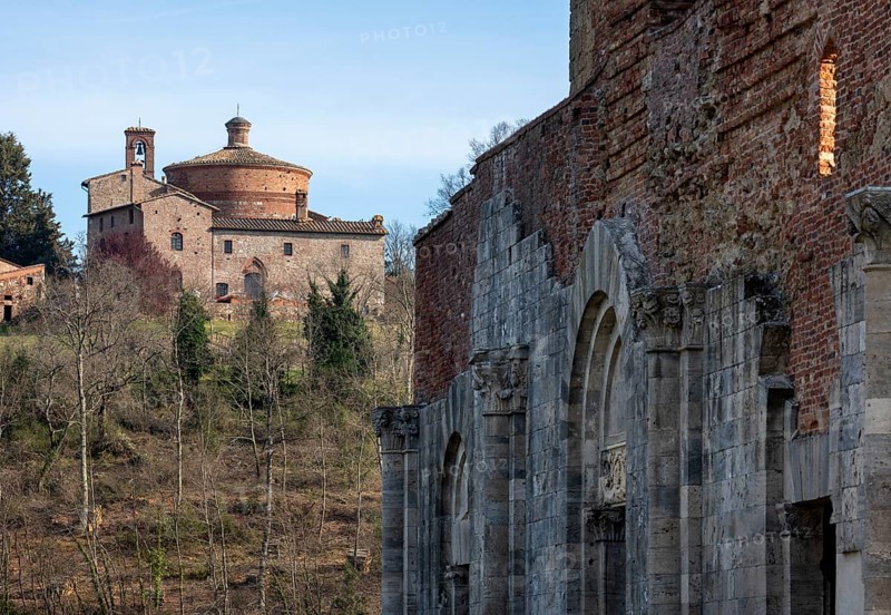 San Galgano, Cistercian monastery ruins, in the background the Ortorio di San Gagano