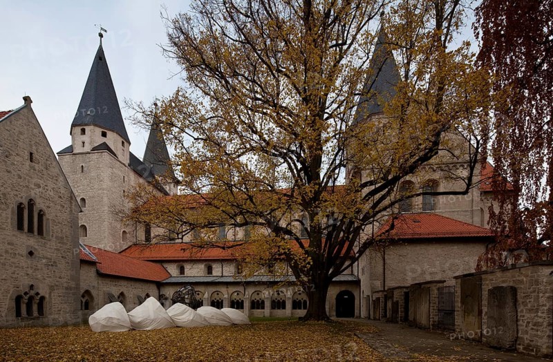 Collegiate church across the cloister courtyard from the south, St., Sankt, Saint