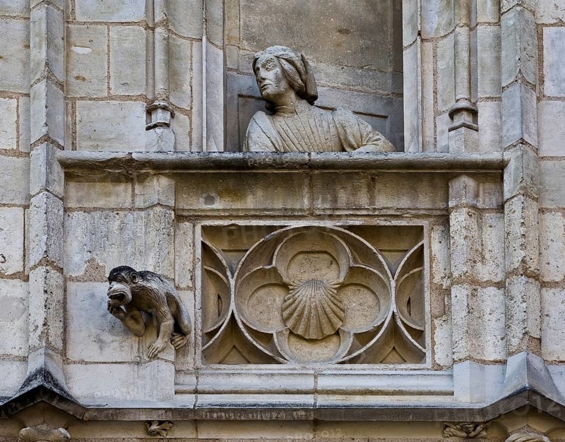 Bourges, Palais Jacques-Cœur, Gothic residence for the finance minister of Charles VII, Jacques Cœur, built between 1443 and 1451 by the architect Jean Fouquet. Decorative window with man and monkey and scallop shell