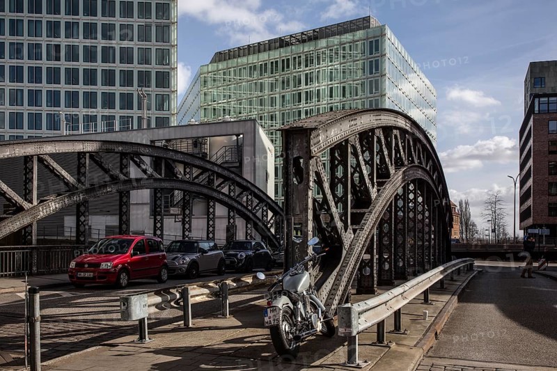 Hamburg, Speicherstadt built between 1883 and 1927, Poggenmühlenbrücke to the harbour city